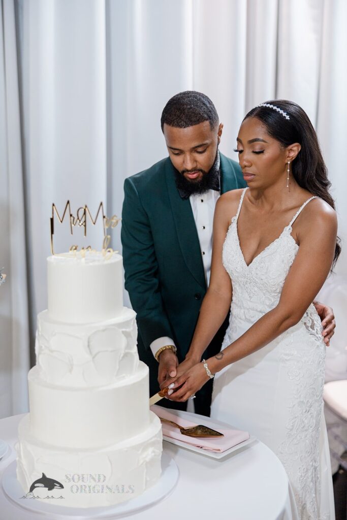 Newlyweds di the cake cutting at Briza on the Bay Wedding